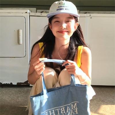 玻璃橱窗中的姑娘
